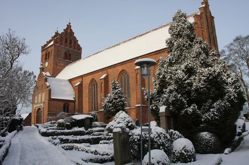 Kirken_med_sne.jpg